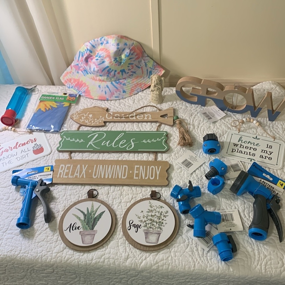 Garden Lovers 25 piece set NEW Garden signs Flags Sprinklers Grow Vase & more